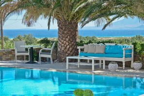 Outdoor pool, pool umbrellas, sun loungers - Dilino Hotel (Naxos)