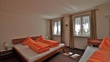 Habitación, varias camas | Muebles diferentes, cortinas blackout, cunas gratuitas y wifi gratis