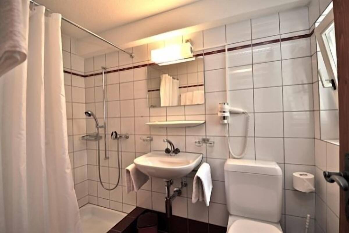 quintuple room | bathroom | combined shower/bathtub, hair dryer, towels