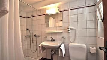 Bañera con ducha, secador de pelo, toallas