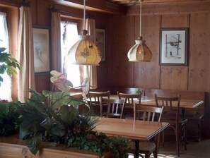 供應午餐和晚餐
