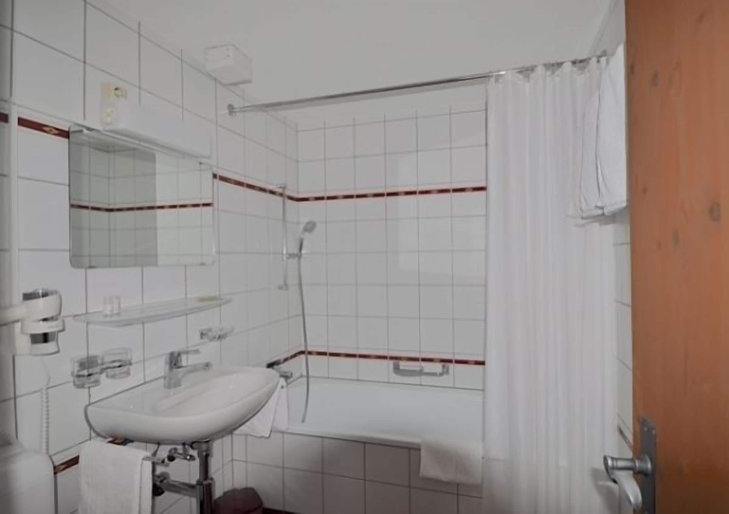 Triple Room | Bathroom | Combined shower/tub, hair dryer, towels
