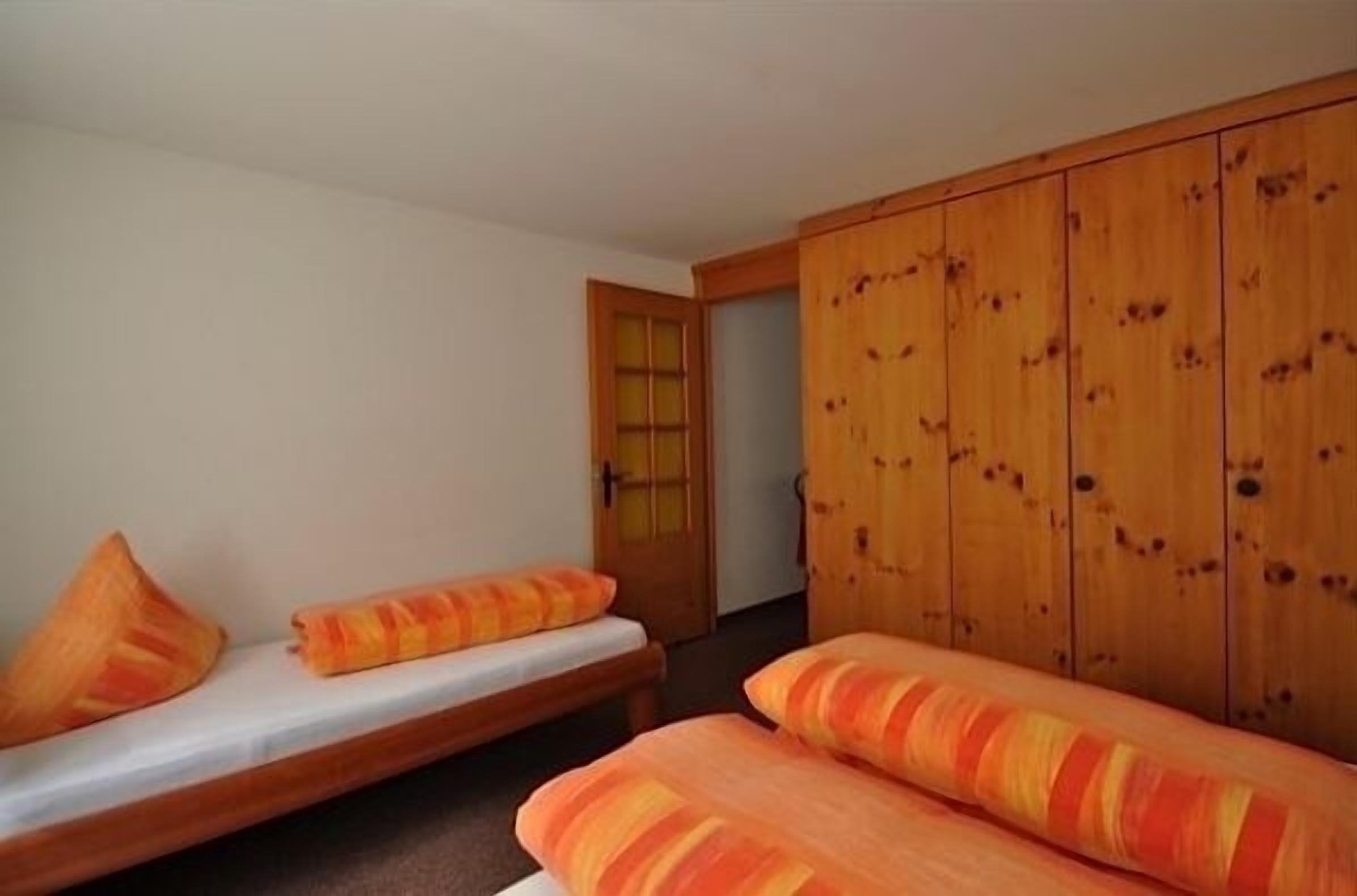 quintuple room | individually furnished, blackout curtains, free cots/infant beds