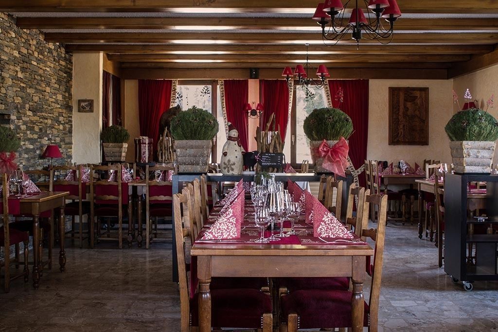 2 restaurants, breakfast, lunch, dinner served; local cuisine