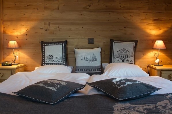 高級雙人房 | 高級寢具、迷你吧、房內夾萬、獨特設計