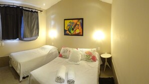 ダブルルーム 専用バスルーム | セーフティボックス (室内)、遮光カーテン、WiFi (無料)、ベッドシーツ