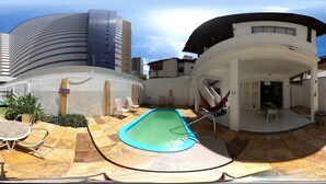 A residential building with a swimming pool, outdoor seating, and a covered patio area. - Albergaria Hostel & Bar (Fortaleza)
