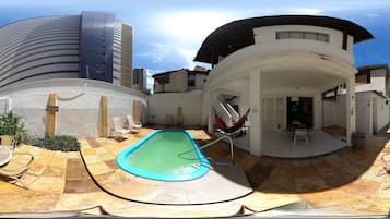Piscina externa, funciona das 8h às 20h30, espreguiçadeiras