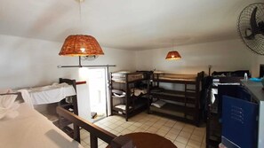 Dormitorio compartido básico, solo para hombres (6 people - Air Conditioning) | Caja fuerte, cortinas opacas, wifi gratis y ropa de cama