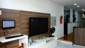 Una mesa de tenis de mesa, libros, una videoteca