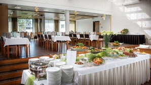 Breakfast, lunch and dinner served - Gustavelund Hotel (Tuusula)