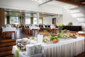 Breakfast, lunch and dinner served - Gustavelund Hotel (Tuusula)