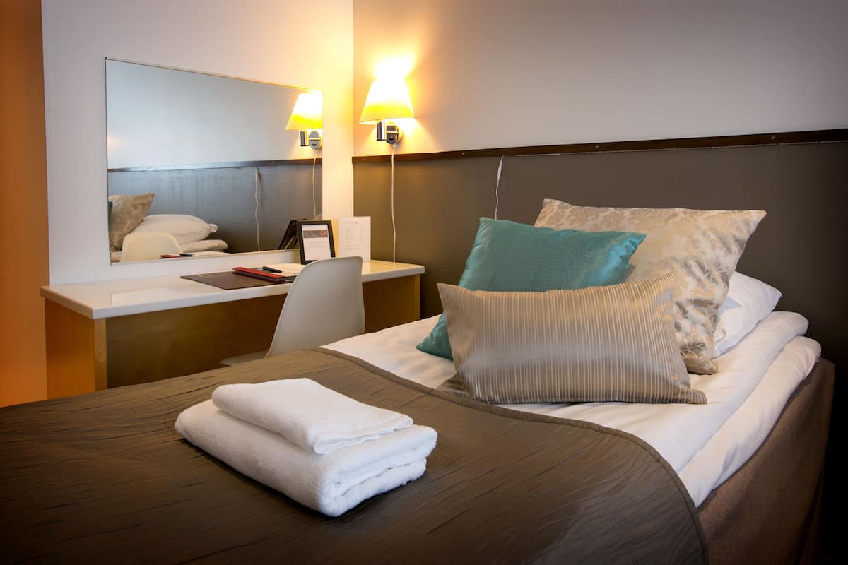 economy room | in-room safe, desk, soundproofing, free wifi