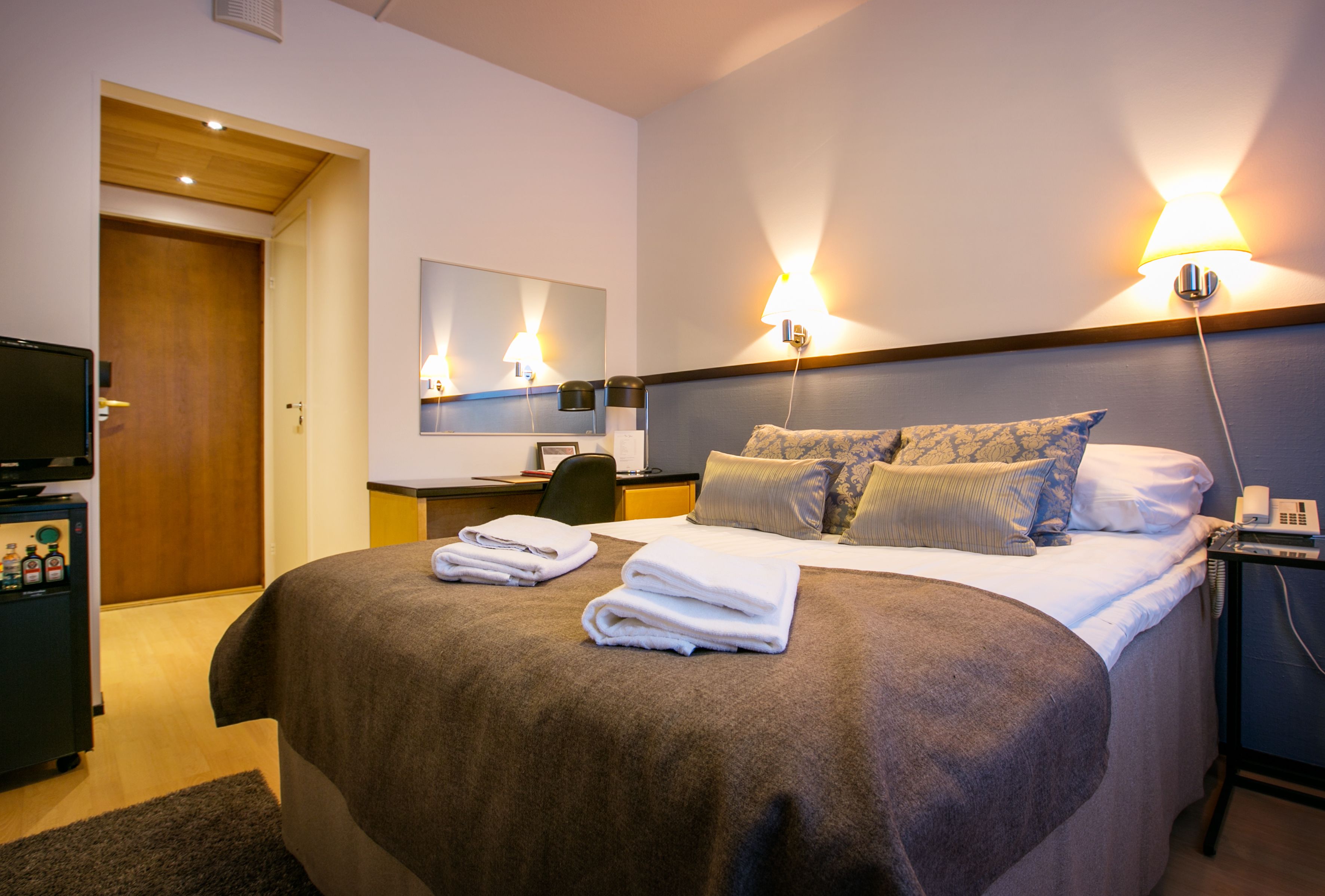 standard room (queen bed 140 cm ) | in-room safe, desk, soundproofing, free wifi