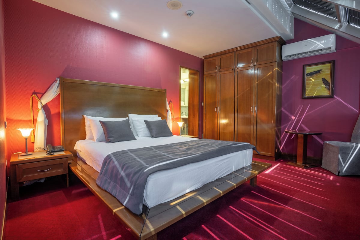Minibar, desk, laptop workspace, blackout curtains
