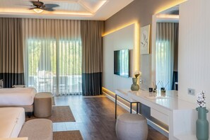Free minibar, in-room safe, laptop workspace, free WiFi