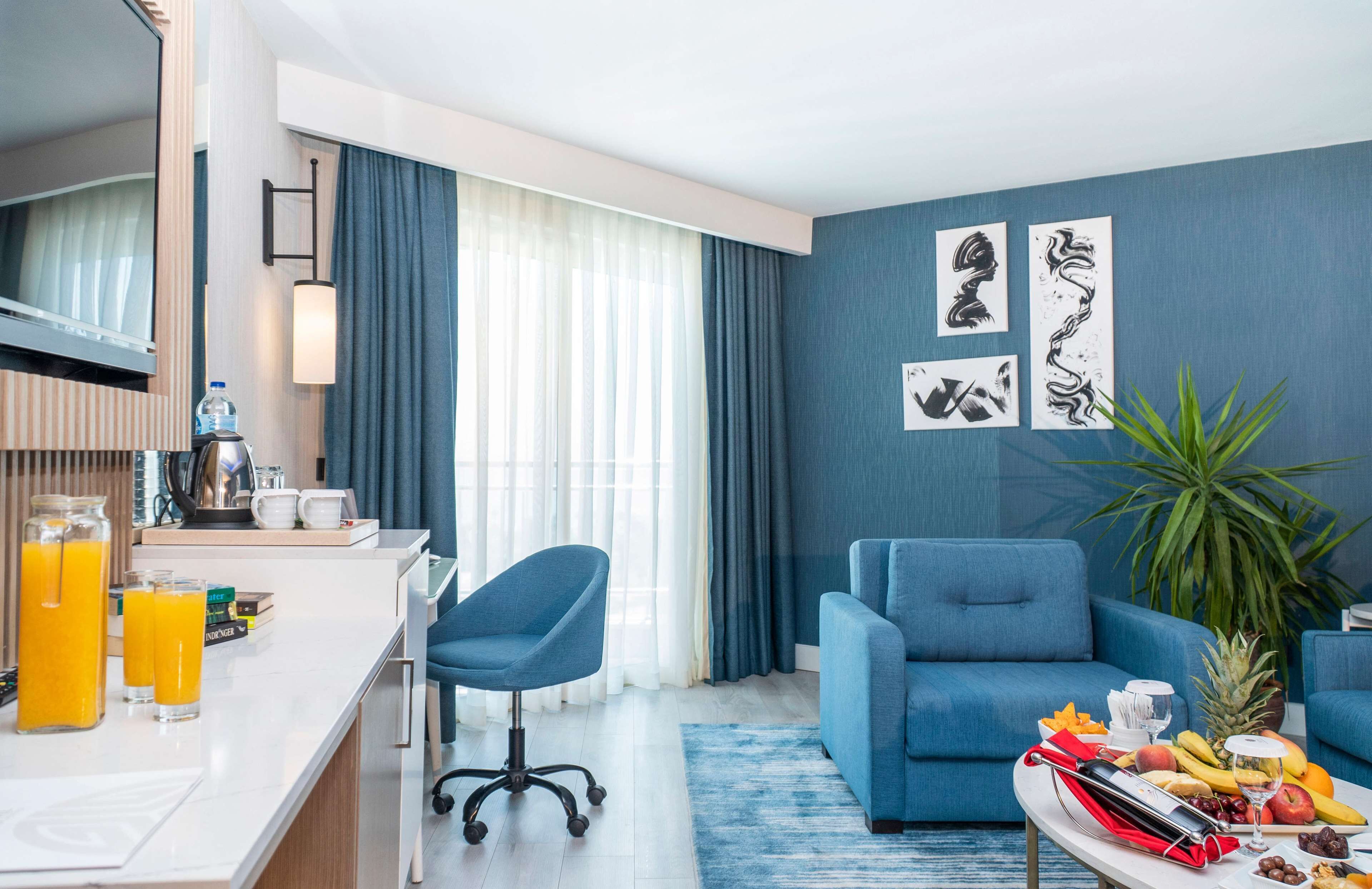 Junior-suite - 1 queensize-seng - havudsigt - hjørneværelse | Gratis minibar, pengeskab på værelset