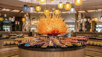 6 restaurantes; se sirven cenas y cocina italiana