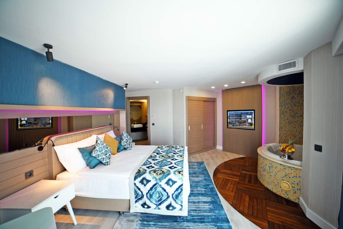 Suite Junior, 1 letto queen, vista mare, ad angolo | 1 camera, minibar con snack e bevande gratuite, una cassaforte in camera
