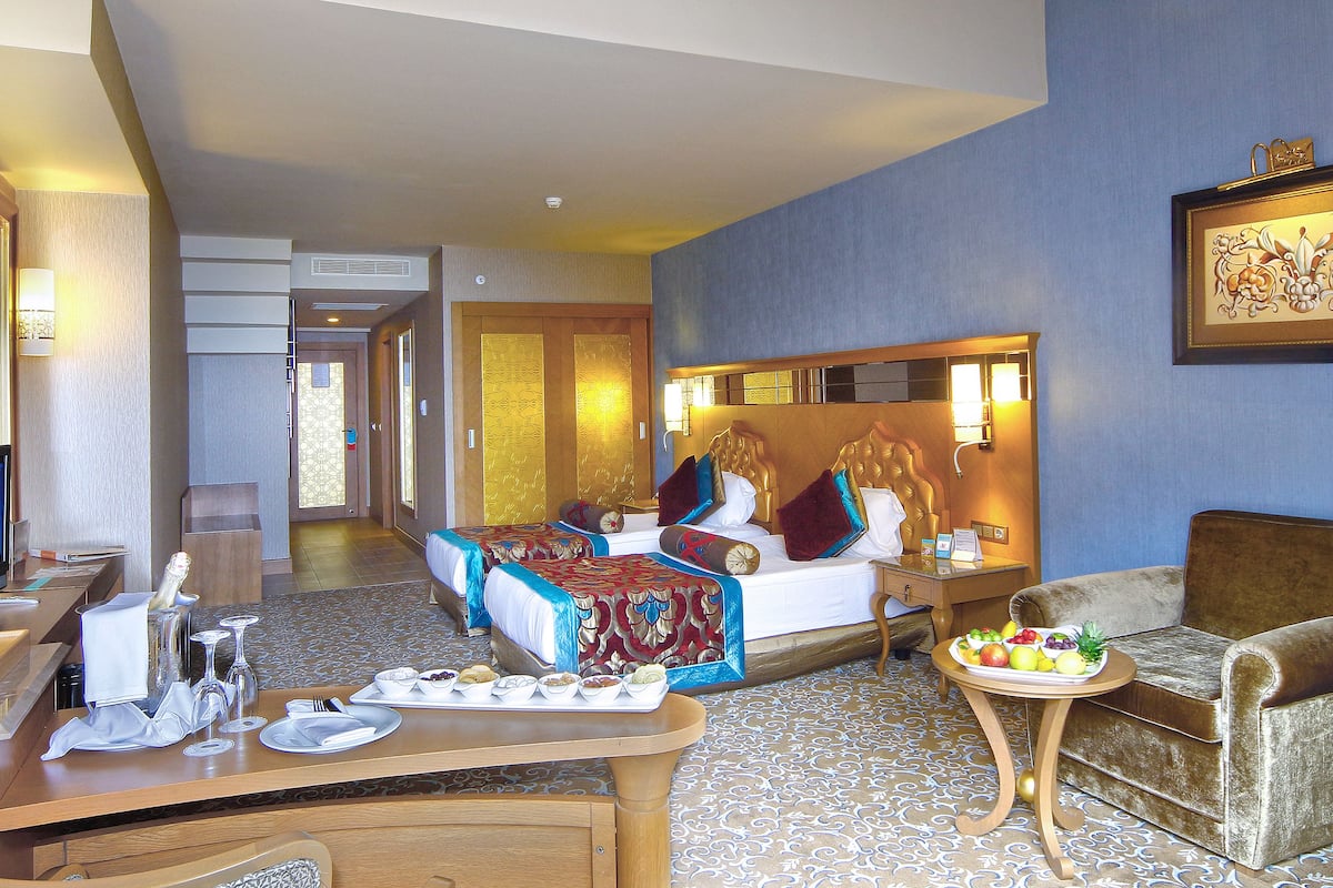 2 bedrooms, free minibar items, in-room safe, desk