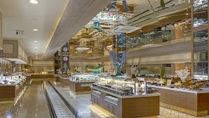 8 間餐廳；供應早餐、午餐和晚餐