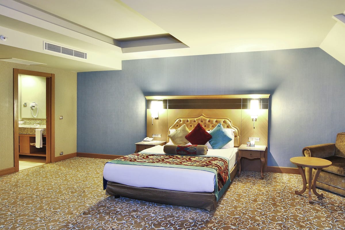 2 bedrooms, free minibar items, in-room safe, desk