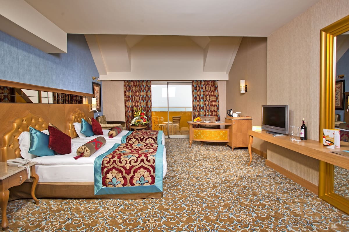 2 bedrooms, free minibar items, in-room safe, desk