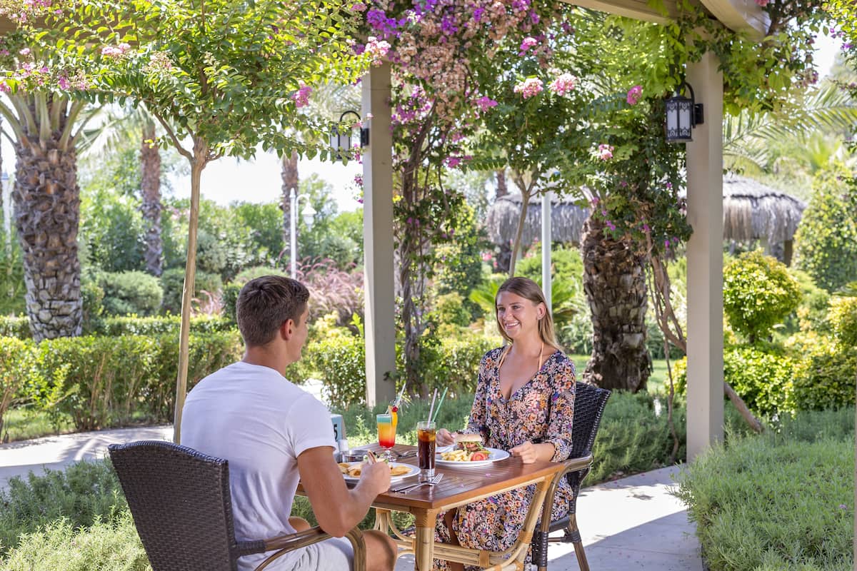 8 restaurants, breakfast, lunch, dinner served; international cuisine