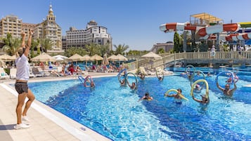 Innenpool, Außenpool (je nach Saison geöffnet), Sonnenschirme