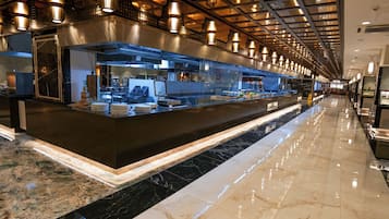 Serveert ontbijt, lunch, diner, internationale gerechten