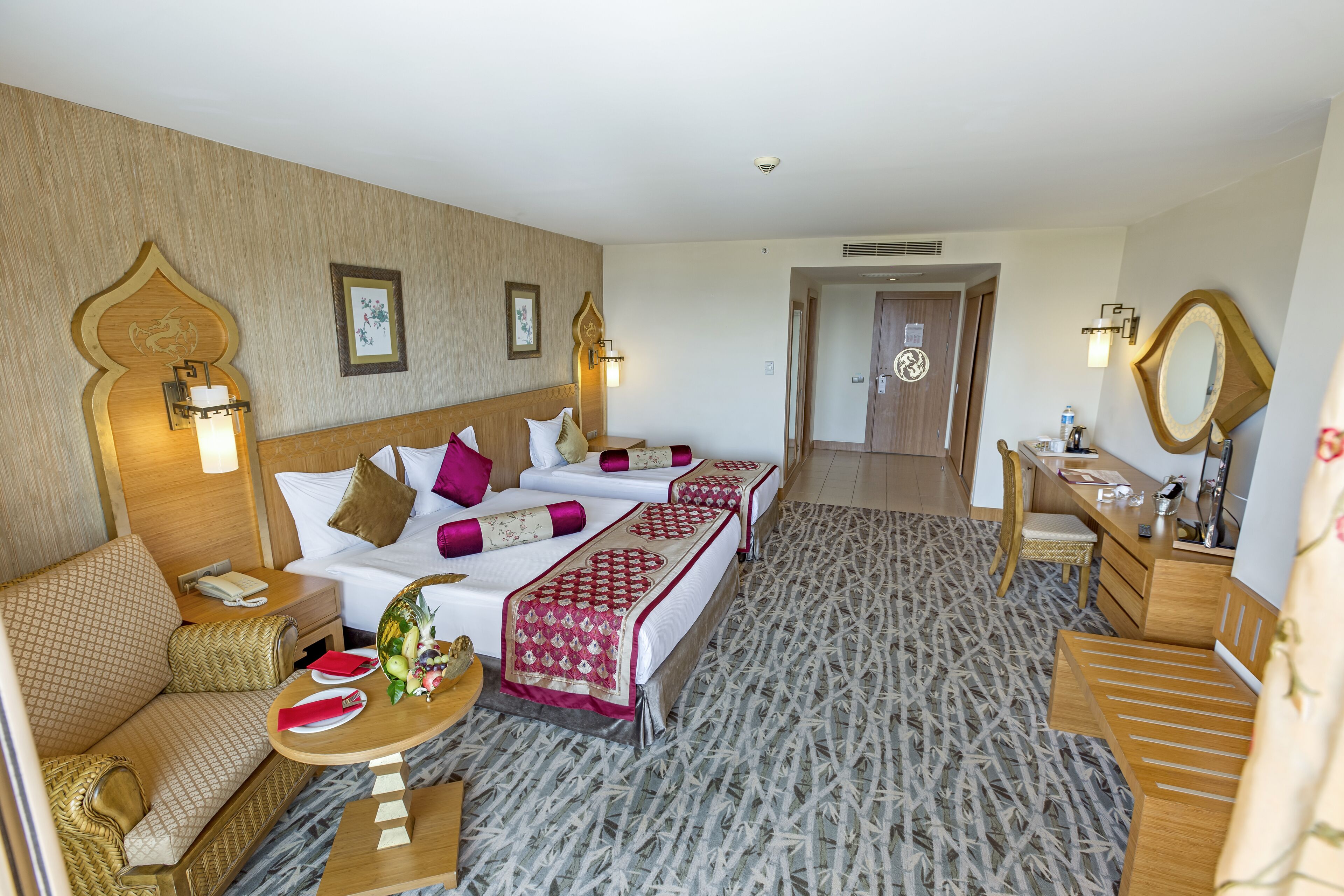 Free minibar, in-room safe, free WiFi, bed sheets