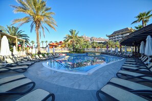 Piscine couverte, piscine extérieure (ouverte en saison)