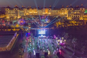 Un gran hotel iluminado con varias estructuras abovedadas y una zona central para espectáculos.