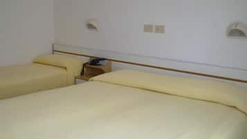 Dreibettzimmer | Zimmersafe, Schreibtisch