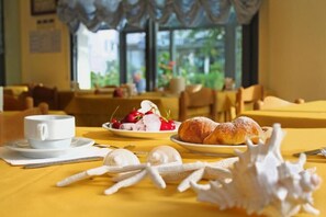 Lunch and dinner served - Philadelphia (Cattolica)