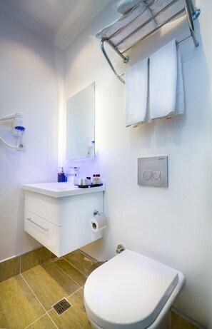 Shower, free toiletries, hair dryer, slippers - Fatih Hotel Corner (Istanbul)