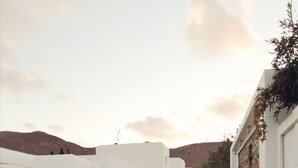 Una entrada con puerta a un edificio, con un letrero que dice "mouras resort".