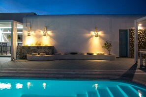 Outdoor pool, pool umbrellas, sun loungers - Mouras Resort - Luxury Maisonette Villas (Astypalaia)