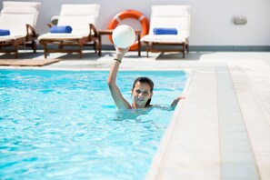 Outdoor pool, pool umbrellas, sun loungers - Mouras Resort - Luxury Maisonette Villas (Astypalaia)