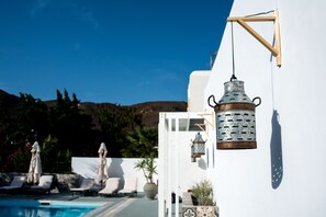 Outdoor pool, pool umbrellas, sun loungers - Mouras Resort - Luxury Maisonette Villas (Astypalaia)