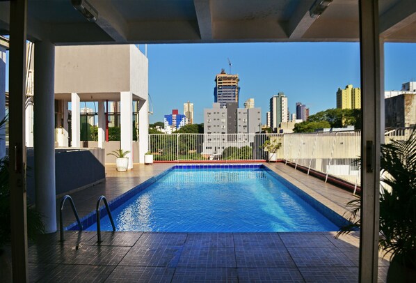 Una piscina al aire libre