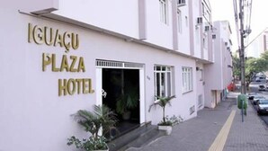 Een gebouw met het bord 'Iguacu Plaza Hotel' op de gevel.