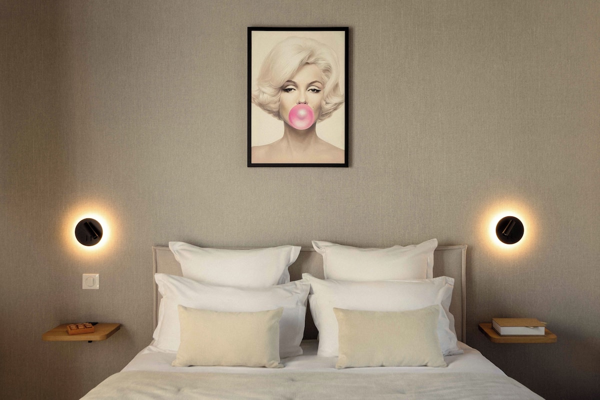 Comfort Room (Chambre S) | Premium bedding, pillow-top beds, in-room safe, individually decorated