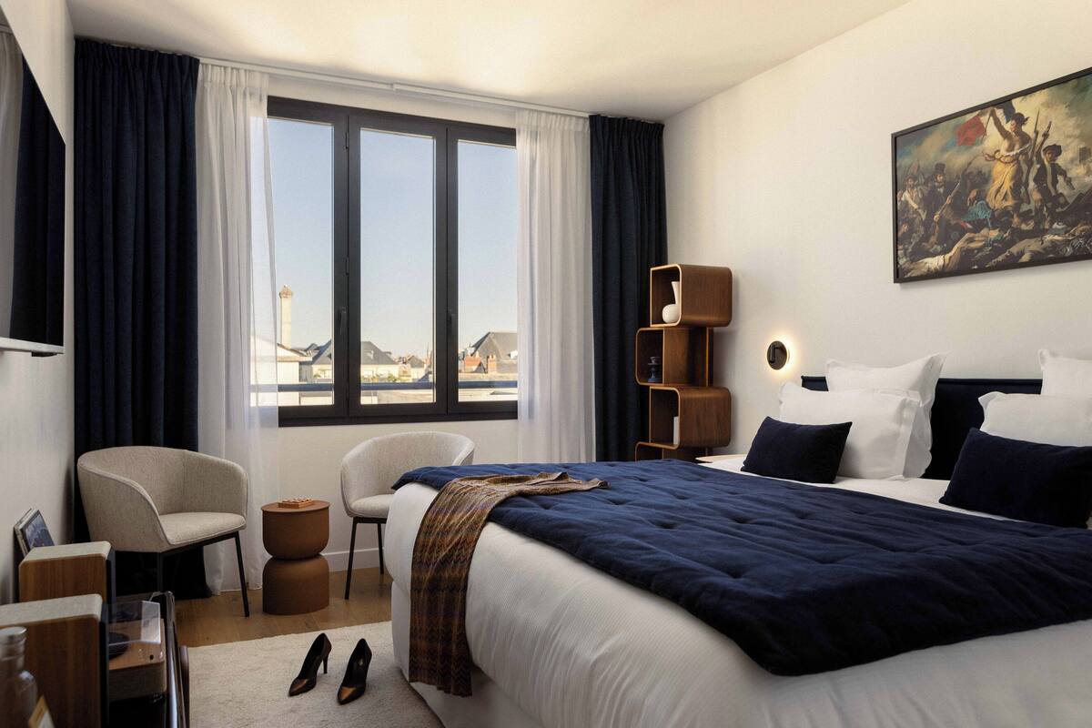 executive double room, 1 king bed | premium bedding, pillow-top beds, in-room safe, individually decorated