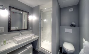 Habitación Deluxe (Chambre L) | Baño | Regadera, amenidades de baño ecológicas, secadora de cabello, toallas 