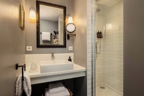 Deluxe Room (Chambre L) | Bathroom | Shower, eco-friendly toiletries, hair dryer, towels