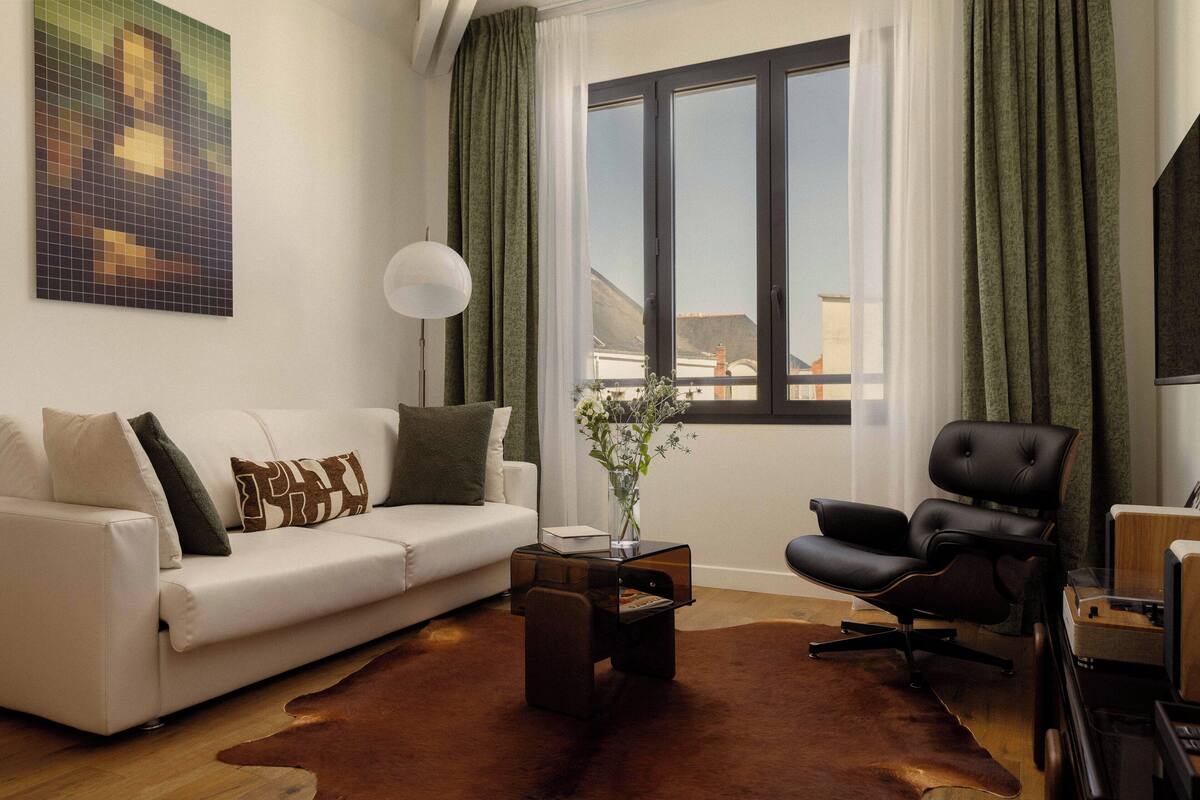 premium suite (suite) | premium bedding, pillow-top beds, in-room safe, individually decorated