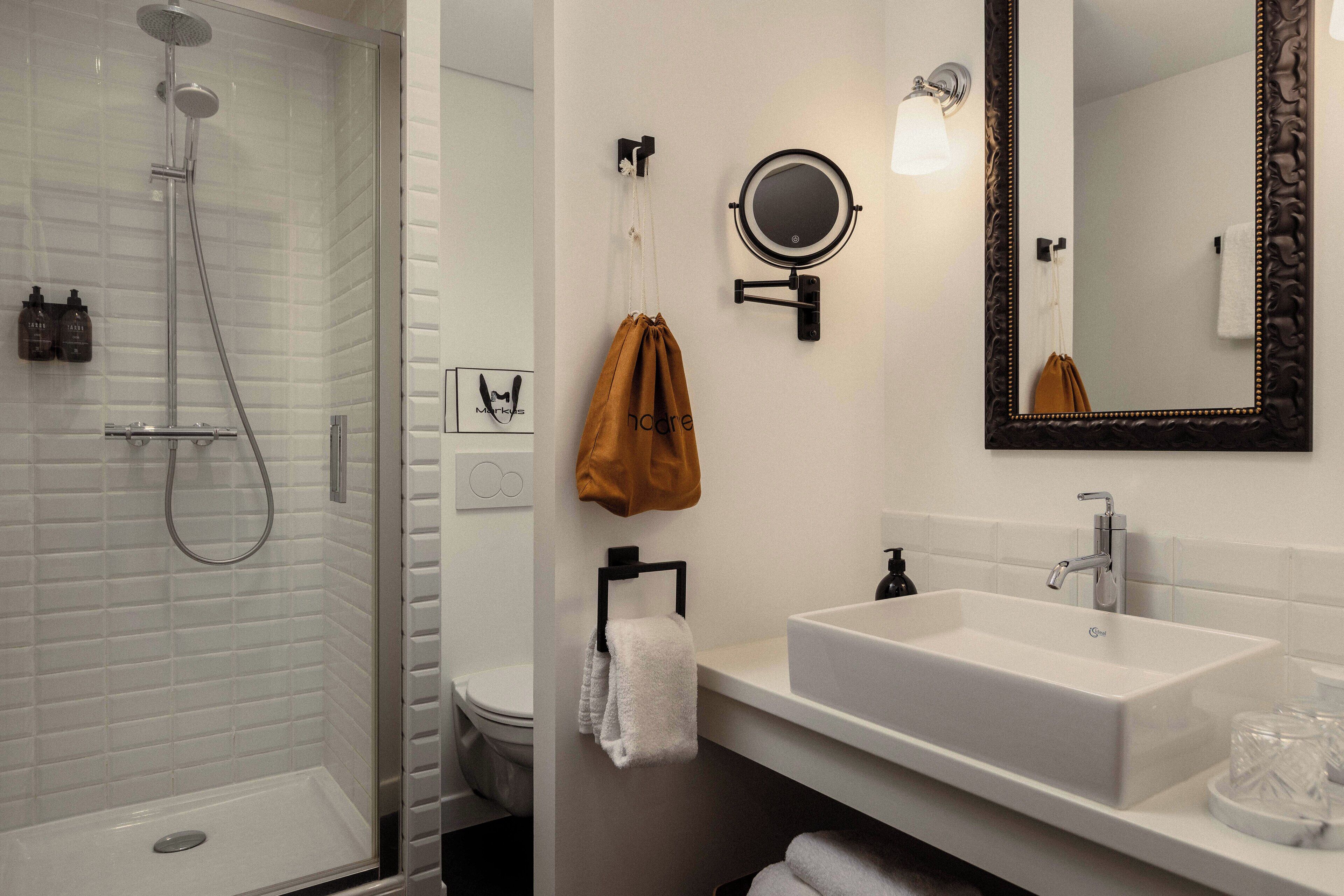 comfort room (chambre s) | bathroom | shower, eco-friendly toiletries, hair dryer, towels