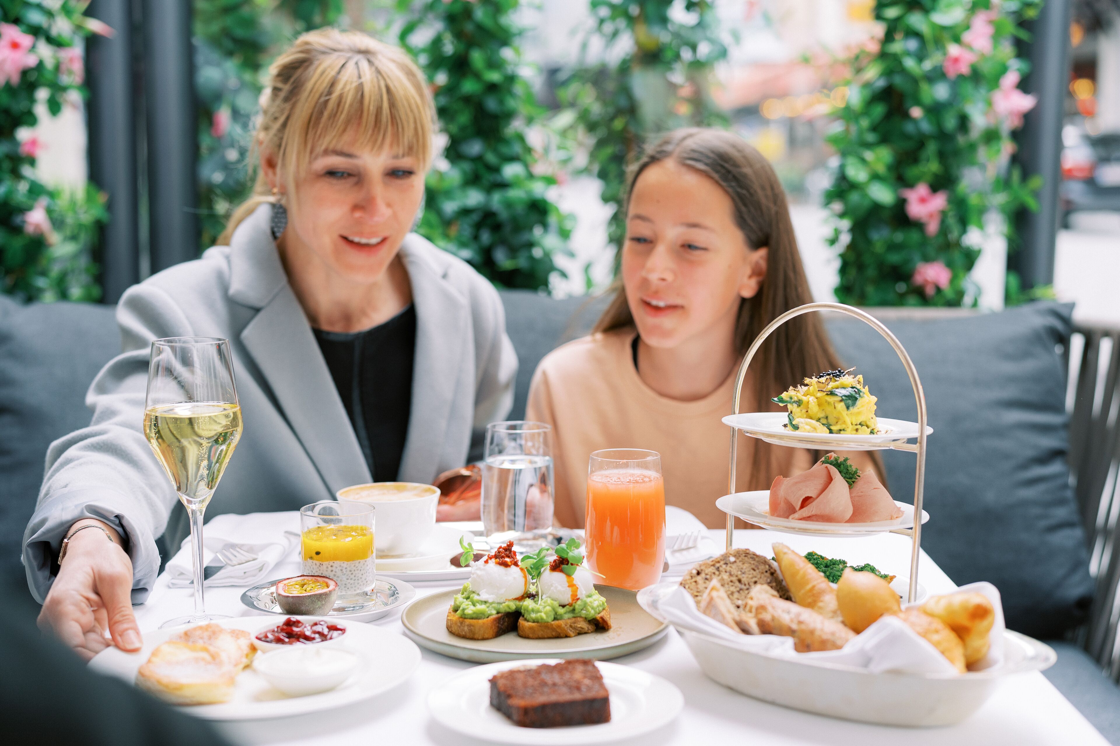 Une table à manger avec divers plats et un verre de vin blanc.