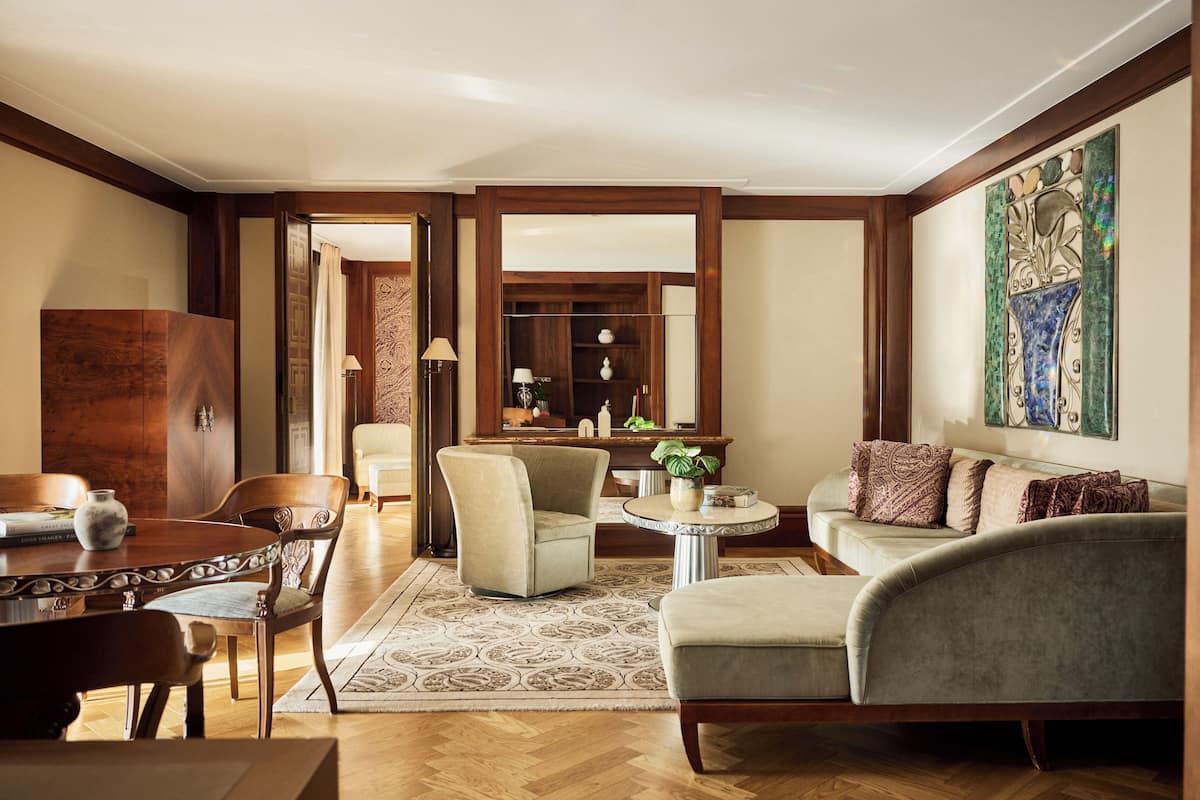 Suite (Ambassador) | Allergitestet sengetøy, minibar, safe på rommet og individuelt dekorert